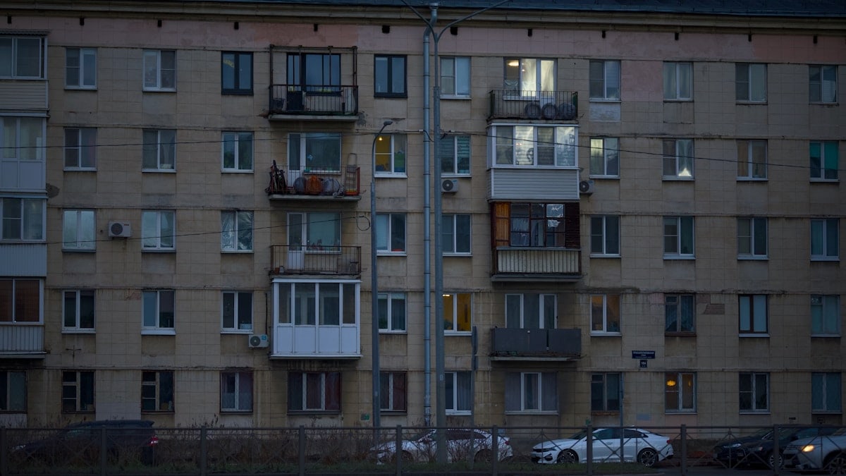 A tall building with lots of windows and balconies